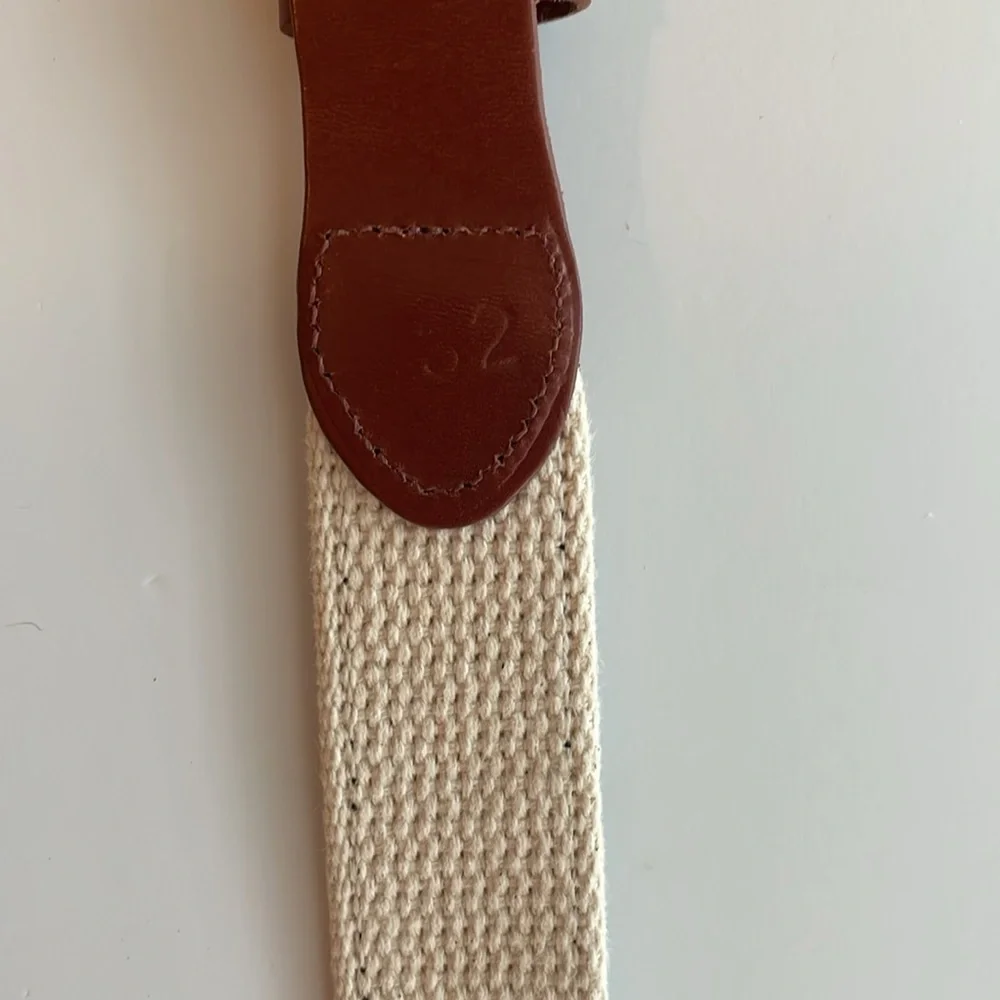 Lacrosse men’s Size 32 ribbon, canvas and leather belt. Brass colored buckle.‎